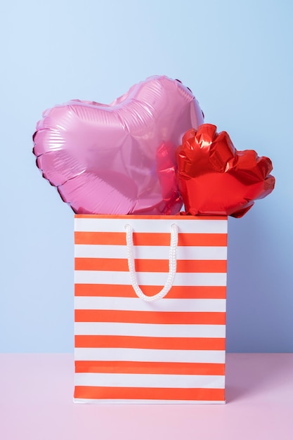 Concetto di shopping di vendita di San Valentino Shopping bag verticale con palloncini a forma di cuore