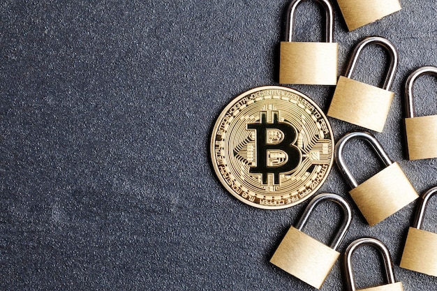 Concetto di sicurezza Bitcoin Moneta d'oro con lucchetto