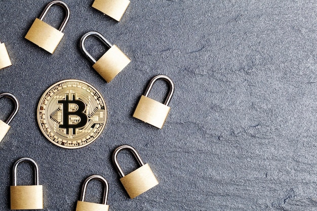 Concetto di sicurezza Bitcoin Moneta d'oro con lucchetto