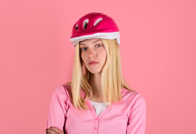 Concetto di sicurezza dello stile di vita sportivo giovane bella donna che indossa il casco da ciclista bella ragazza in bicicletta in