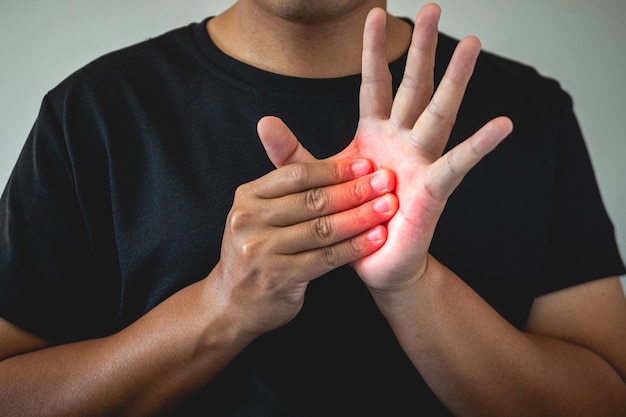 Concetto di sindrome dell'ufficio Il palmo delle mani viene massaggiato dalle dita Primo piano medio