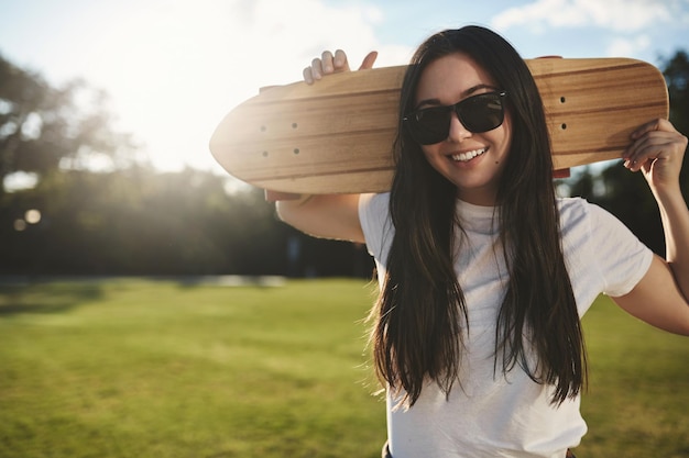 Concetto di skateboard per giovani e tempo libero all'aperto Bellezza spensierata