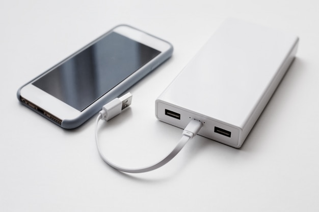 Concetto di smartphone e power bank