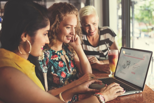 Concetto di socializzazione casuale del caffè del legame di femminilità di legatura