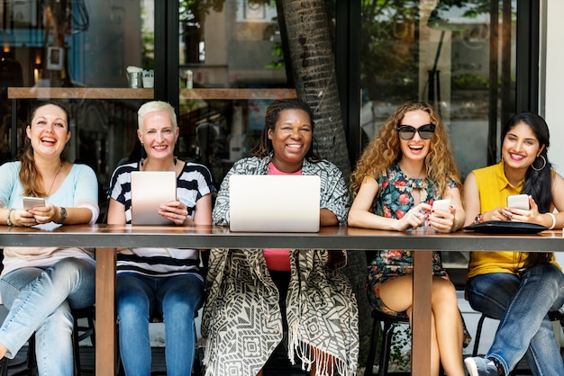 Concetto di socializzazione casuale del caffè del legame di femminilità di legatura