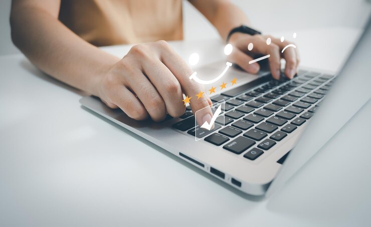 Concetto di soddisfazione del cliente e servizio donna d'affari che utilizza il laptop per esprimere la propria opinione risponde e punteggio soddisfatto miglior feedback sul servizio da parte dell'ospite