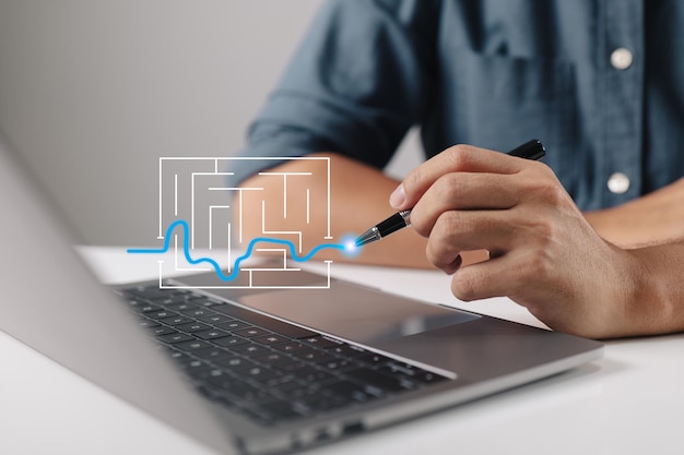 Concetto di soluzione aziendale con un uomo d'affari in un labirinto Questo segno rappresenta la pianificazione e la strategia dell'opportunità di sfida dell'intelligence