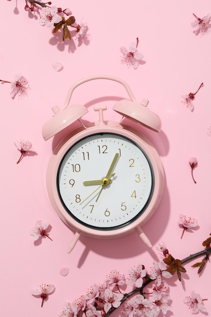 Concetto di sonno e sveglia con sveglia