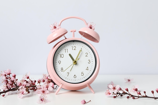Concetto di sonno e sveglia con sveglia