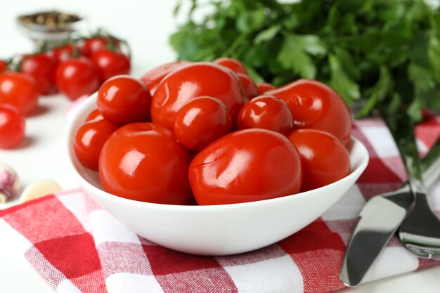 Concetto di sottaceti con pomodori, primo piano