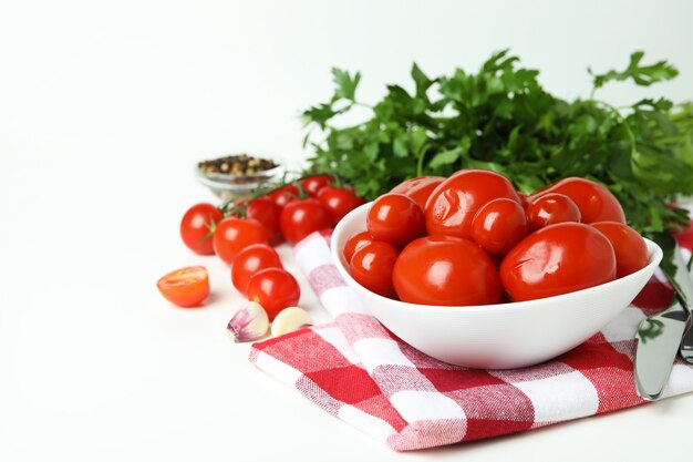 Concetto di sottaceti con pomodori sul tavolo bianco