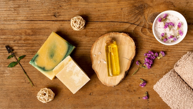 Concetto di spa vista dall'alto con sapone naturale