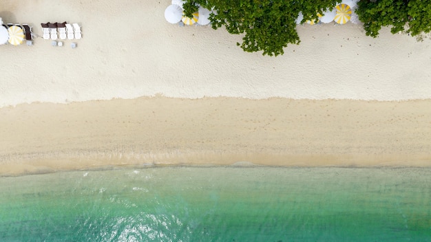 Concetto di spiaggia naturale vacanza estiva Natura della spiaggia estiva tropicale Ombrellone a bordo di una barca e barca sulla spiaggia di sabbia e turismo Felice per giocare sulla sabbia