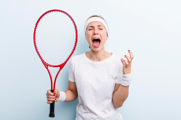 Concetto di sport di tennis della giovane donna adulta abbastanza bionda