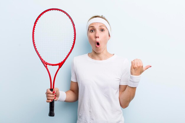 Concetto di sport di tennis della giovane donna adulta abbastanza bionda