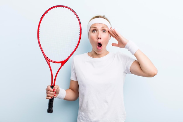 Concetto di sport di tennis della giovane donna adulta abbastanza bionda