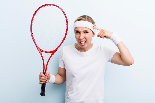 Concetto di sport di tennis della giovane donna adulta abbastanza bionda