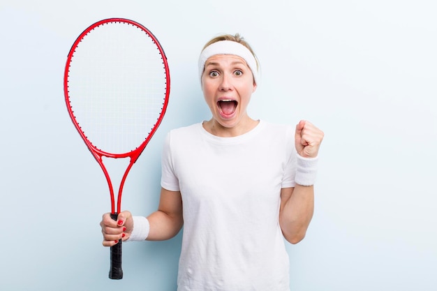 Concetto di sport di tennis della giovane donna adulta abbastanza bionda