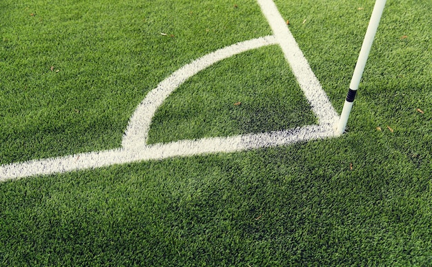 concetto di sport e gioco - primo piano dell'angolo del campo di calcio con pennarello