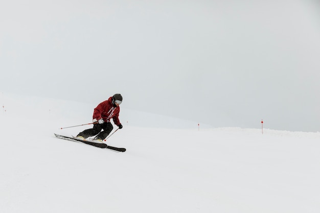 Concetto di sport invernali dello sciatore a tiro lungo