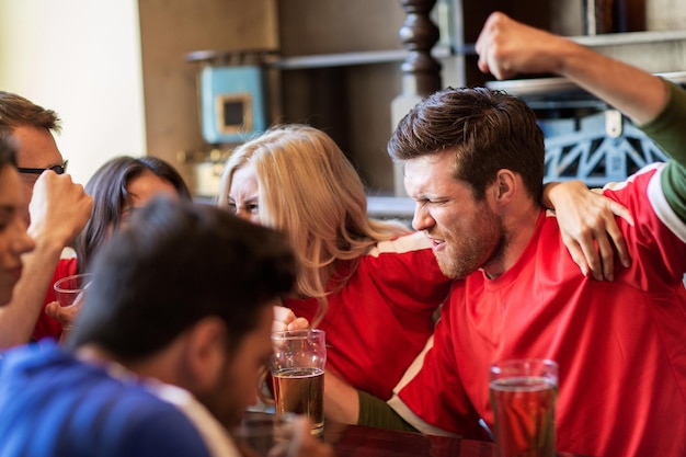 concetto di sport, persone, tempo libero, amicizia e intrattenimento - tifosi di calcio felici o amici che bevono birra e festeggiano la vittoria al bar o al pub