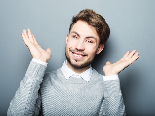 Concetto di stile di vita, affari e persone: il ritratto di un giovane uomo d'affari ha sorpreso l'espressione del viso