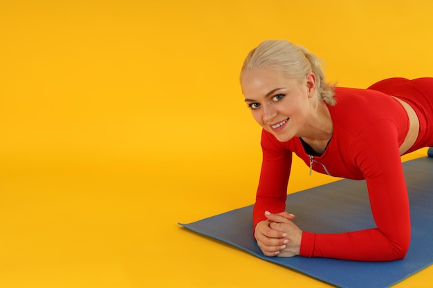 Concetto di stile di vita sano con donna sportiva su sfondo giallo