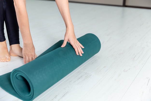 Concetto di stile di vita sano. Facendo yoga nello studio bianco. Meditazione e relax isolati.