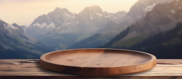 Concetto di stile vintage in cui il piatto di legno su un tavolo con uno sfondo sfocato di montagna fornisce