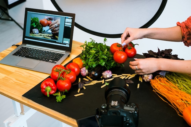 Concetto di stilista di foto per laptop pubblicità di fotografia di cibo