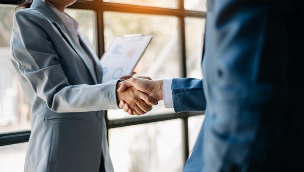 Concetto di stretta di mano di partnership commerciale Foto processo di stretta di mano di due colleghi Affare riuscito dopo un grande incontro