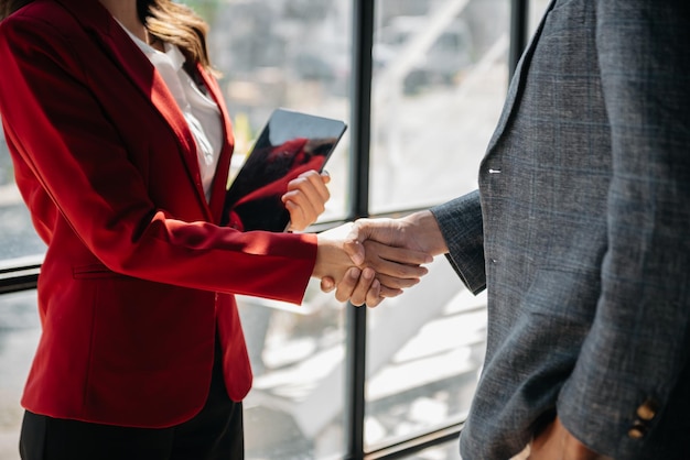 Concetto di stretta di mano di partnership commerciale Foto processo di stretta di mano di due colleghi Affare riuscito dopo un grande incontroxA