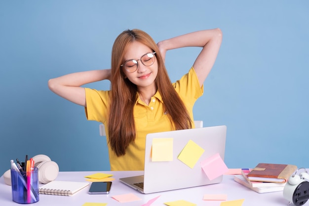 Concetto di studio del giovane studente asiatico