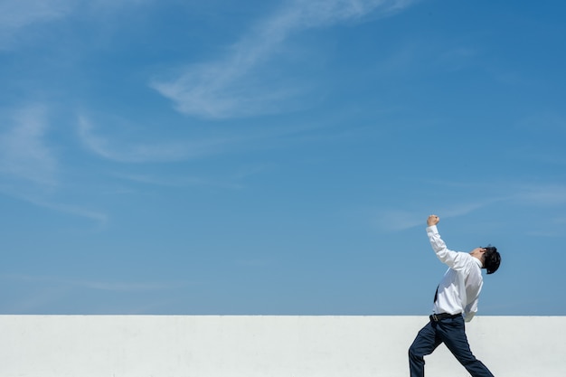 Concetto di successo Uomo d&#39;affari che esprime per celebrare il suo successo.