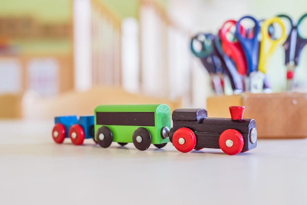 Concetto di sviluppo dei bambini Primo piano della ferrovia giocattolo in legno nell'asilo