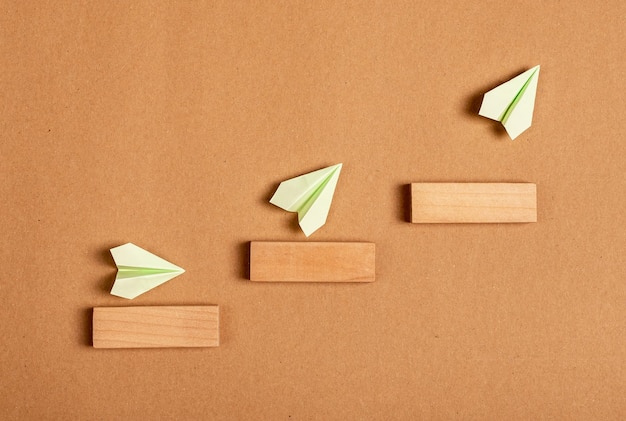 Concetto di sviluppo del progresso Aerei di origami che volano su per le scale Successo di crescita personale professionale