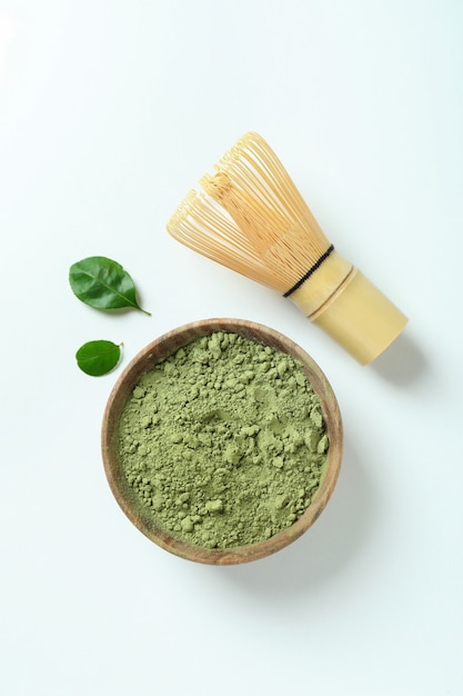 Concetto di tè giapponese con matcha su sfondo bianco