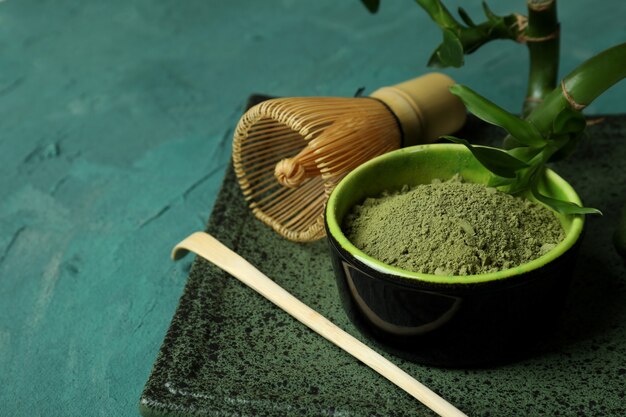 Concetto di tè giapponese con matcha su sfondo verde con texture