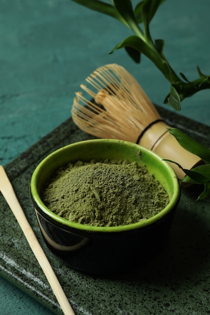 Concetto di tè giapponese con matcha su sfondo verde con texture