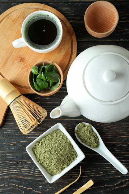 Concetto di tè giapponese con matcha su tavola di legno