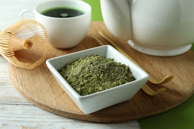 Concetto di tè giapponese con matcha su tavolo di legno bianco