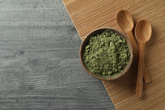 Concetto di tè giapponese con matcha su tavolo in legno grigio