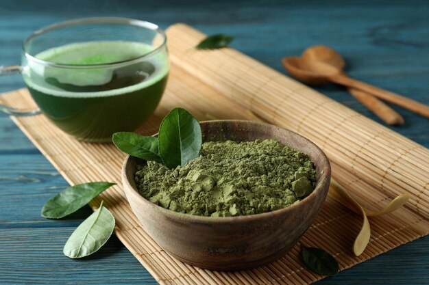 Concetto di tè giapponese con matcha sul tavolo di legno blu