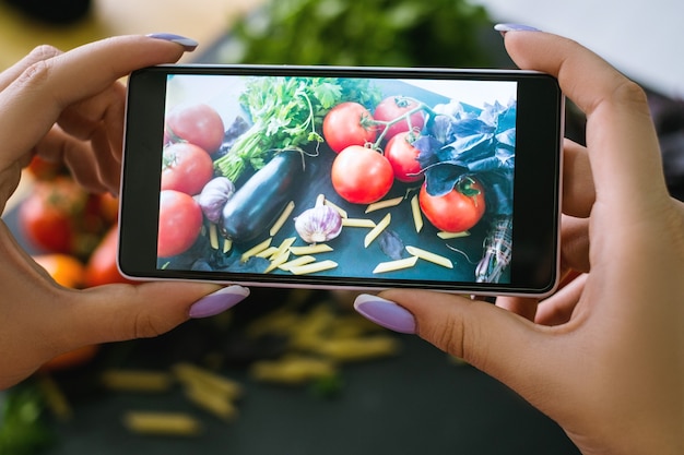 Concetto di tecnologia di e-commerce per foto pubblicitarie di fotografia di cibo mobile