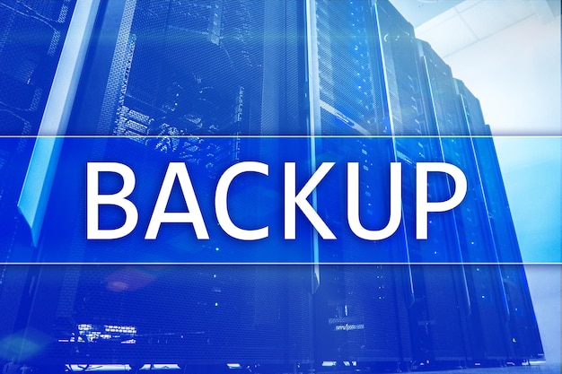 Concetto di tecnologia di ripristino del sistema di backup su sfondo moderno della sala server