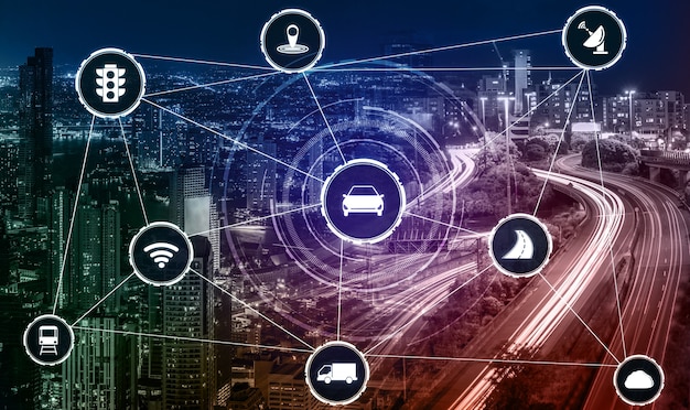 Concetto di tecnologia di trasporto intelligente per il futuro traffico automobilistico su strada