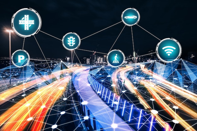 Concetto di tecnologia di trasporto intelligente per il futuro traffico stradale di automobili