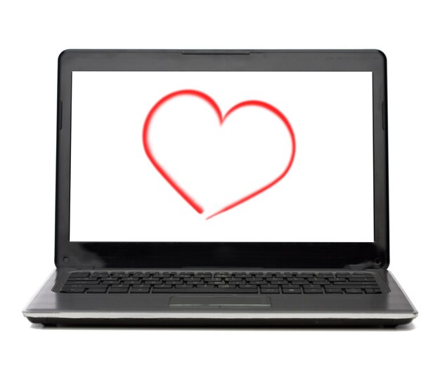 concetto di tecnologia e pubblicità - computer portatile con cuore su schermo bianco