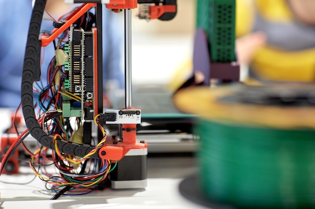 concetto di tecnologia e scienza - stampante 3d alla scuola di robotica