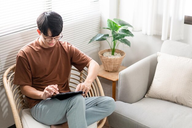 Concetto di tecnologia Il maschio con la sua maglietta e jeans casuali